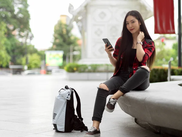 Elinde Akıllı Telefon Sırt Çantasıyla Gezen Çekici Kadın Sırt Çantasının — Stok fotoğraf