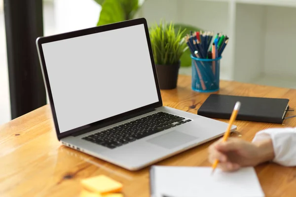 Arquitetura Feminina Tomando Notas Blocos Notas Olhando Plano Construção Laptop — Fotografia de Stock