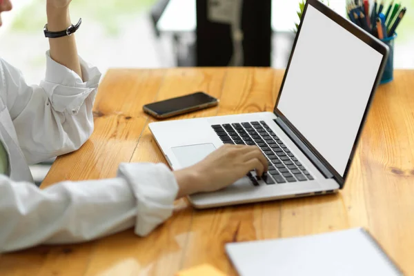 Mãos Fechadas Estudante Universitário Feminino Trabalhando Computador Portátil Espaço Trabalho — Fotografia de Stock