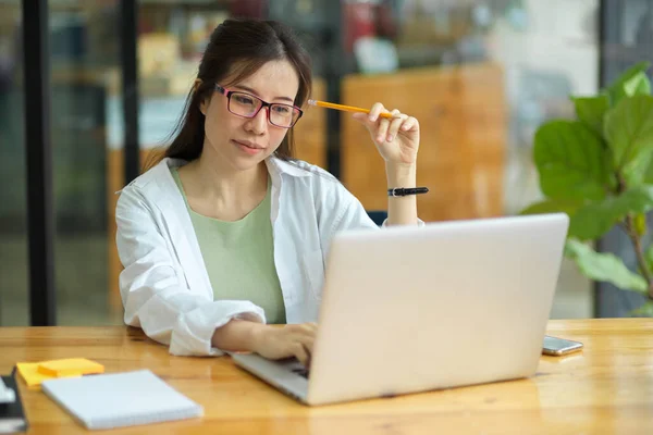 Geschäftsfrau Mit Brille Arbeitet Laptop Computer Und Analysiert Geschäftsfinanzen Auf — Stockfoto