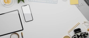 Tablet, akıllı telefon, dizüstü bilgisayar, klavye, kamera ve dekorasyonlar, düz konum, üst görünüm, modern dijital arkaplan, 3D görüntüleme, 3D illüstrasyon ile çevrili beyaz arkaplan üzerindeki modelleme alanı