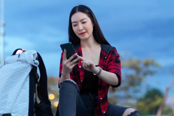 Asiática Mochilera Sentada Fuera Parque Relajarse Usar Teléfono Inteligente Charlar — Foto de Stock