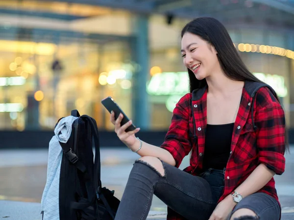 Mutlu Çekici Asyalı Kadın Akıllı Telefonuyla Bakıyor Gülüyor Alışveriş Merkezinin — Stok fotoğraf