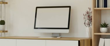 Masaüstü boş ekran maketi ile minimal ev içi beyaz duvar, 3d görüntüleme, 3d illüstrasyon, ahşap tablo üzerinde ürün görüntülemek için boş alanı olan boş ekran maketi