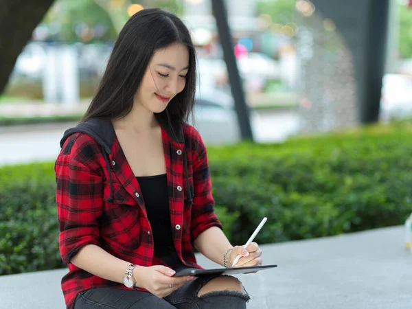 Mutlu Hippi Kadın Parkta Dinleniyor Dijital Tablet Stil Kalem Kullanarak — Stok fotoğraf