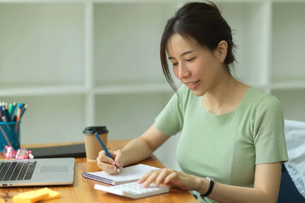Schöne Junge Asiatische Unternehmerin Berechnet Haushaltsfinanzierung Und Firmenkredit Und Schreibt — Stockfoto
