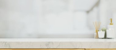 Banyo, mermer masa üstü ürün sergisi, sabun ya da şampuan şişesi, yanan mumlar, oda aroması yayıcı bulanık banyo arkaplanı, 3 boyutlu görüntüleme, 3 boyutlu illüstrasyon