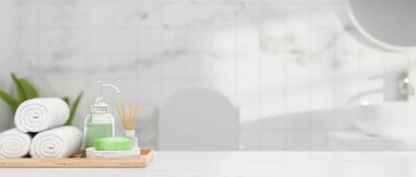 Üzerinde el havlusu, sabun, şampuan, ahşap tepside aroma yayıcı ve montaj ürünü için kurgu alanı olan beyaz mermer masa üstü, bulanık, parlak mermer banyo iç döşemesi, 3D görüntüleme, 3D resimleme