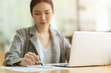 Seçici odaklanma imajı, ofiste çalışan iş kadınları, mali raporla iş finansmanı hakkında düşünceli ve düşünceli düşünme 