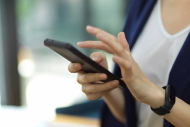 Kesilmiş görüntü, genç başarılı iş kadınının yakın çekimi. Müşteri ortağıyla modern akıllı telefon mesajı ya da mesaj kullan. iş bağlantısı