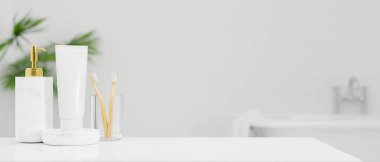 Beyaz masa üstü, diş fırçası, şampuan şişesi, arka planda parlak beyaz banyo iç tarafında vücut losyonu, 3D görüntüleme, 3D illüstrasyon.