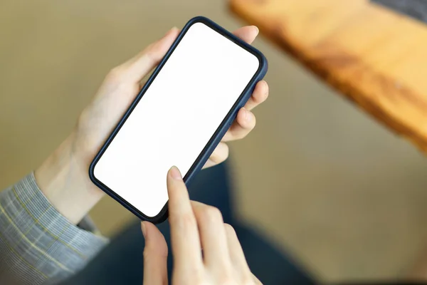 Mock Obraz Bílé Obrazovky Mobilní Telefon Žena Pomocí Sms Smartphone — Stock fotografie