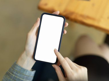 İş kadını, dokunmatik ekranlı akıllı telefondan mesaj atıyor. Akıllı cep telefonu boş ekran modeli. kablosuz aygıt nesne kavramı, eller kapalı