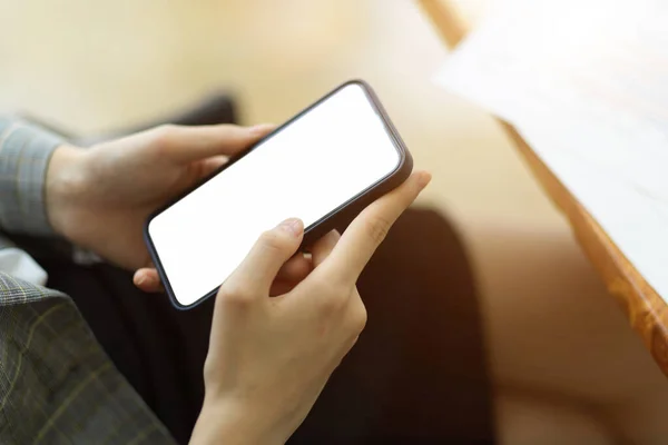 スマートフォンを使用して女性の手の閉鎖 ビジネスウーマンはテキストメッセージを入力するか 携帯電話で電子メールを読む ブランド広告のための電話空白の画面のモックアップ — ストック写真