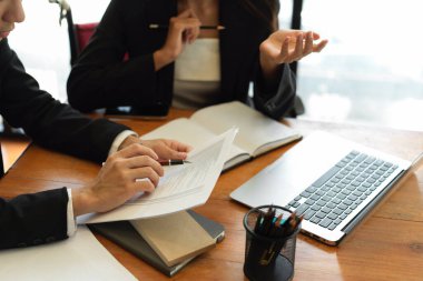 İş kadını ve iş kadınının iş yerindeki kağıt raporunda verileri tartışırken çekilmiş görüntüleri. birlikte çalışma kavramı