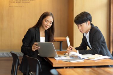 Genç iş kadını danışmanlık, iş eğitimi vermek, iş stratejisini ofisteki ekibine sunmak