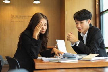 Yönetim kurulunda birlikte çalışan iş arkadaşları. Düşünceli iş kadınları iş arkadaşına görevlerini anlatıyor.