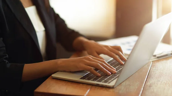 Afbeelding Bijsnijden Vrouw Zwart Formeel Pak Typen Laptop Toetsenbord Beheren — Stockfoto