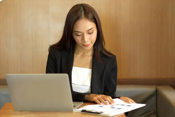 Mujeres Negocios Concentradas Revisando Informe Datos Negocios Papel Mientras Trabajan — Foto de Stock