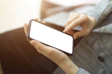 Akıllı telefon boş ekran modeli, montaj uygulaması afişi için beyaz ekran. Kadın cep telefonunu kapalı tutuyor.