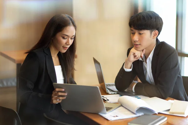 Zakenvrouw Maakt Gebruik Van Een Laptop Computer Delen Presenteren Van — Stockfoto