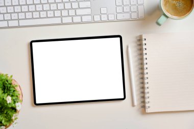 Boş not defterleri, stili, klavyesi, kahve fincanı ve bitkisi beyaz çalışma masasında olan boş dijital tablet ekran modeli. Üst görünüm, genel görünüm
