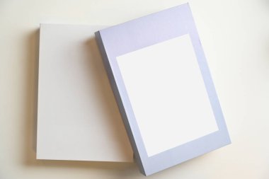 İki kitap kapağı tasarımı, her birinin beyaz bir arkaplan üzerinde sunulacak metin ya da tasarım için boş bir alanı var, kırpma yolu. Üst görünüm