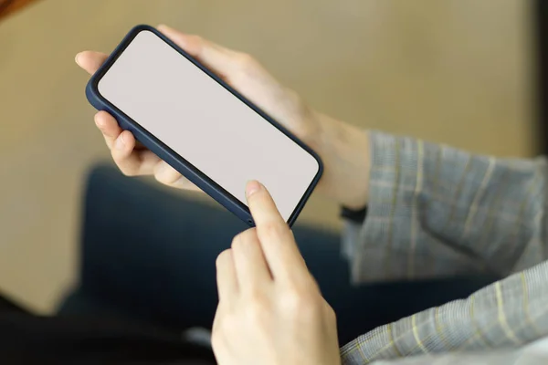 Närbild Fokusera Händerna Med Hjälp Smart Mobiltelefon För Att Kommunicera — Stockfoto