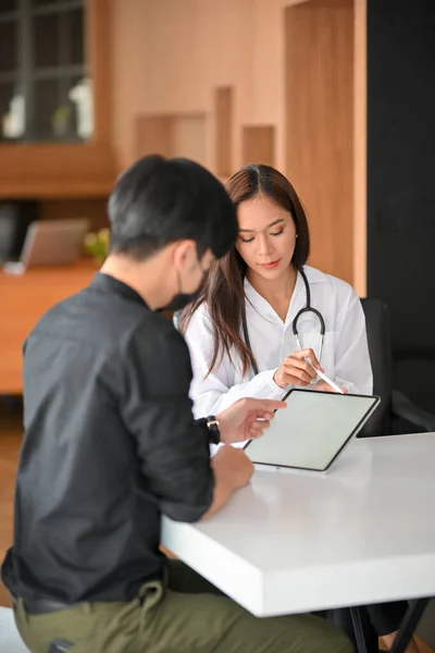 Paziente Sesso Maschile Riceve Trattamento Appuntamento Medico Con Medico Specialista — Foto Stock