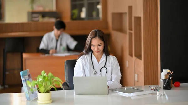 Bello Asiatico Medico Working Laptop Ufficio Making Online Follow Con — Foto Stock