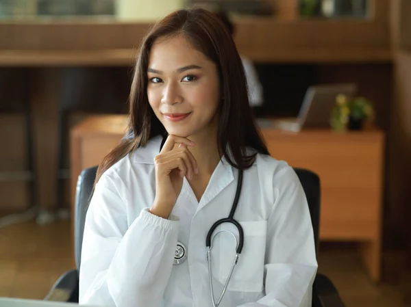 Asiática Joven Médico Vestido Blanco Con Estetoscopio Oficina — Foto de Stock