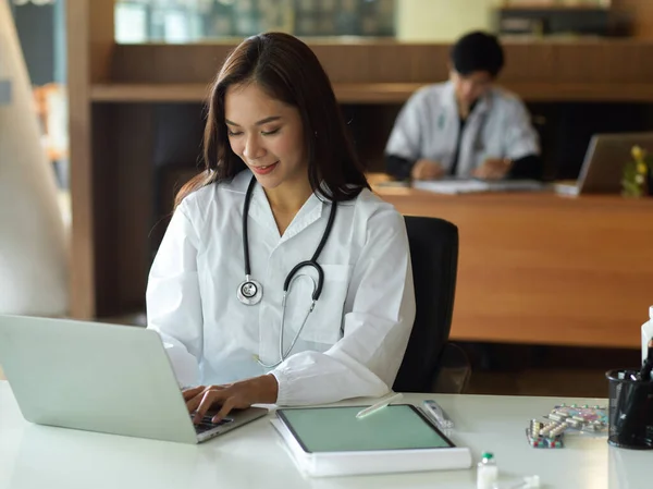 Asiatico Giovane Medico Femminile Abito Bianco Con Stetoscopio Lavoro Sul — Foto Stock