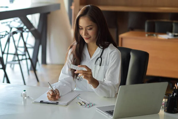 Attraente Farmacista Donna Che Istruzioni Prescrizione Farmaci Paziente — Foto Stock