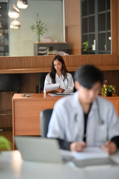 Attraente Giovane Medico Asiatico Che Legge Suo Caso Medico Cartella — Foto Stock