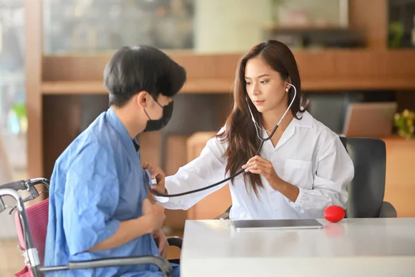 医生在检查室用听诊器检查病人的心率 体格检查 — 图库照片