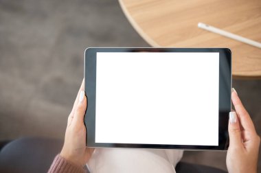 İki elinde tablet olan, elinde kitap okuyan ya da kafede oturup video izleyen kadın öğrencilere yakın çekim. Boş Zaman, Reklam Modeli, Modern Teknoloji.