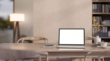 Boş ekran dizüstü bilgisayar, kahve fincanı yanında kalem, defter ve oturma odasındaki ahşap masada vazo. Reklam Modeli, 3B Hazırlama 3B Görüntü.