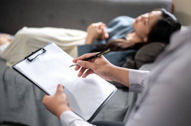 Hastanın durumunu teşhis odasında yazarken doktorun ellerini panonun üzerinde tutarak kapat. Hastane ya da klinik, Hasta ya da Hastalık, Modern Tıp.