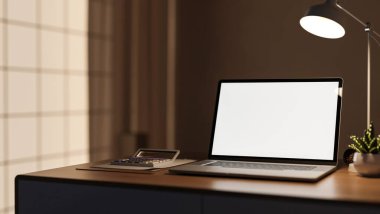 Hesap makineli beyaz ekran dizüstü bilgisayar ve loş ışıklı bir yatak odasındaki ahşap masanın üzerindeki lambanın altında saksı bitkisi. Reklam Modeli, 3D görüntüleme, 3B Görüntü.