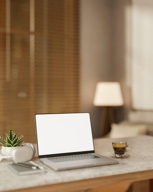 Modern oturma odasındaki ahşap panjurlu mermer masanın üzerinde kitap ve kahve olan beyaz ekran laptop. Reklam Modeli, 3D görüntüleme, 3B Görüntü.