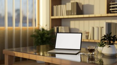 Beyaz ekran dizüstü bilgisayar ve kahve fincanı güneş ışığıyla aydınlatılmış çalışma odasındaki cam masa üzerinde ya da cam duvarlı ve panjurlu oturma odasında. 3B görüntüleme, 3B Görüntü.