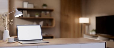 Beyaz ekran dizüstü bilgisayar ve oturma odasındaki lamba ışığının altındaki ahşap masanın üzerinde vazo bulunan bir kahve fincanı. Çalışma ya da öğrenim, 3B canlandırma, 3B İllüstrasyon.