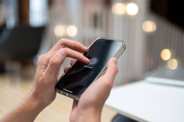 Chiang Mai, Tayland - 21 Mayıs 2025: ChatGPT uygulaması kullanarak akıllı telefonu tutan bir adama yaklaş. Kafe 'de oturup, canlı ya da video seyretmek..