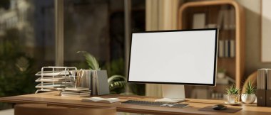 Boş ekran bilgisayar, kitaplar ve ahşap bir masanın üzerinde cam kapılı, rahat bir oturma odasında. Çalışma ya da çalışma, 3 boyutlu görüntüleme, 3 boyutlu resimleme.