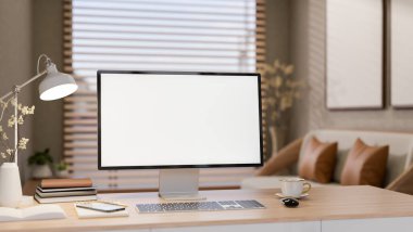 Kahve fincanı ve lambayla birlikte, pencere perdeleri olan bir oturma odasında beyaz ekran bilgisayar. Ev İçi, 3D Görüntü, 3B Görüntü.