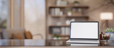 Boş ekran dizüstü bilgisayar bir yana kahve fincanı ve dağıtıcı oturma odasında ya da yatak odasında cam tahta masa üzerinde. Çalışma ya da Çalışma, 3B Hazırlama, 3B Resim.