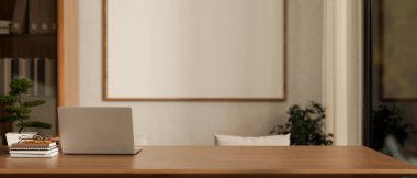 Laptop bir yana bonsai ve ahşap masa üzerinde kitaplar bir oturma odası veya kafe duvarında çerçeveli dolap. Ev İçi, 3D Görüntü, 3D Görüntü.