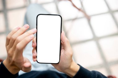 Erkeklerin el ele tutuşmalarını ve beyaz ekran akıllı telefonlarına uygulamaları ya da sosyal medyayı kullanarak dokunmalarını engelleyin. Haber ve güncelleme, Çevrimiçi Toplum.