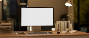 Kitaplı beyaz ekran bilgisayar ve loş ışıklı oturma odasında ya da yatak odasında, ahşap masanın üzerinde yan lamba. Çalışma ya da Çalışma, 3D Hazırlama, 3B Resim.