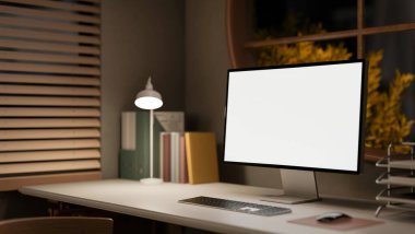 Boş ekran bilgisayar dosya klasörü ve lamba loş ışıklı oturma odasında ya da yatak odasında, ahşap masa üzerinde. Çalışma ya da Çalışma, 3D Hazırlama, 3B Resim.